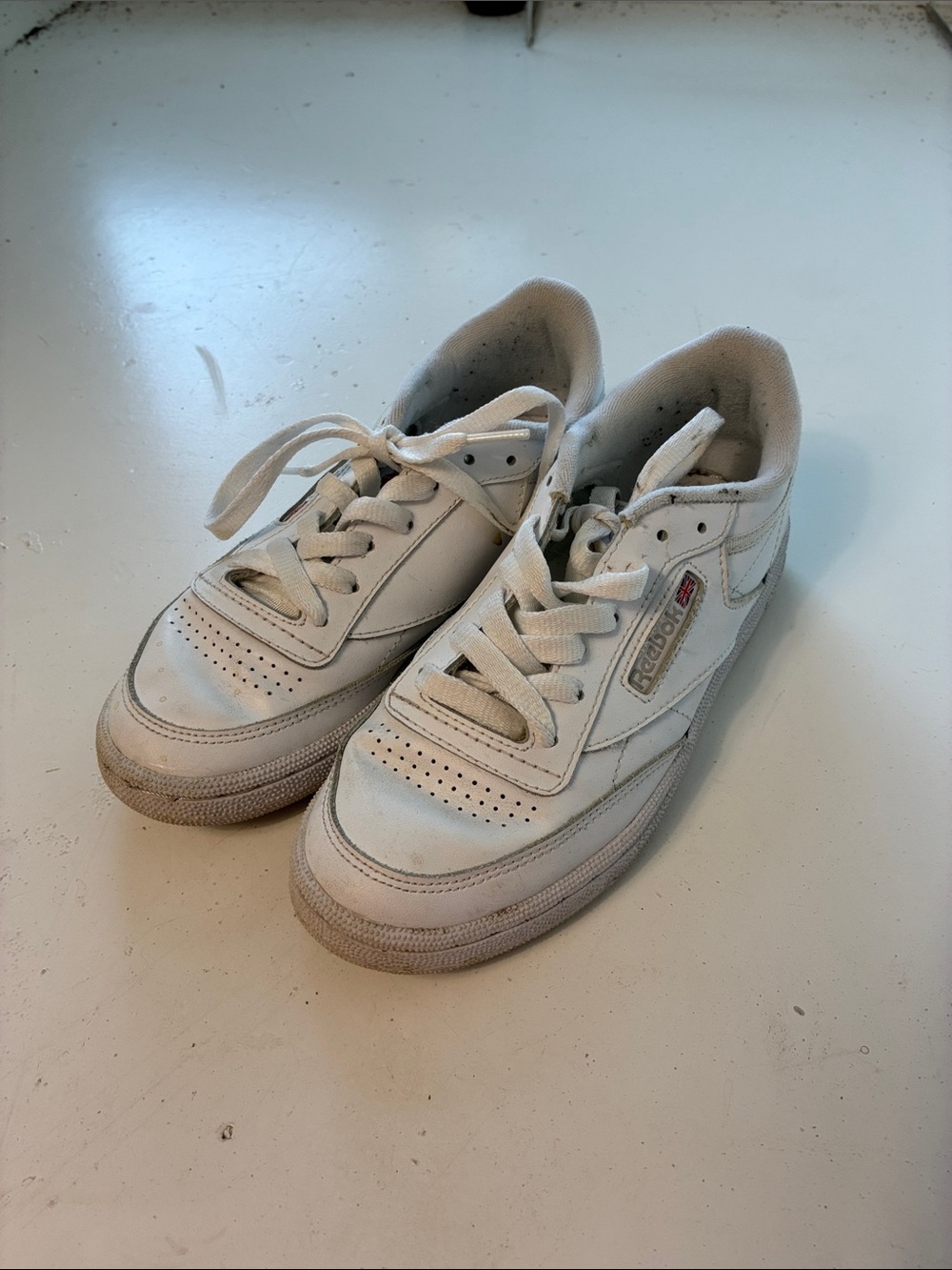 Reebok Sz 6 All White Tie Up Sneakers